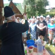 В ДЕРЕВНЕ ПОЛЯНКИ У ЧАСОВНИ В ЧЕСТЬ СВЯТЫХ АПОСТОЛОВ ПЕТРА И ПАВЛА ПРОШЁЛ ВОДОСВЯТНЫЙ МОЛЕБЕН