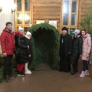 Православная молодежь к празднику Рождества Христова украшает храмы Юго-Западного благочиния г. Саранска