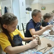 ДЕТИ УЧИЛИСЬ ЛЕПИТЬ ФИГУРКИ АНГЕЛОВ ИЗ ГЛИНЫ