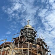 МАСТЕРА КАМЕННОСЕЧНОЙ ХИТРОСТИ: ПОЧЕМУ СПАССКИЙ ХРАМ В САРАНСКЕ СТРОИТСЯ В ДРЕВНЕПСКОВСКОМ СТИЛЕ