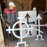 НА СТЕНАХ СПАССКОГО ХРАМА НАЧИНАЮТ ДЕЛАТЬ ЗАКЛАДНЫЕ КРЕСТЫ