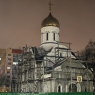 НА СПАССКОМ ХРАМЕ УСТАНАВЛИВАЮТ СТРОПИЛЬНУЮ СИСТЕМУ