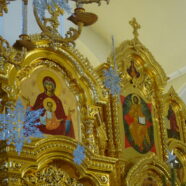 В ХРАМЕ СВЯТЫХ РАВНОАПОСТОЛЬНЫХ МЕФОДИЯ И КИРИЛЛА ЦАРИТ НАСТОЯЩАЯ РОЖДЕСТВЕНСКАЯ ЗИМА С АНГЕЛАМИ, ОЛЕНЯМИ И НЕОБЫЧНОЙ ПИХТОЙ