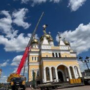 СПЕЦИАЛИСТЫ ОСМОТРЕЛИ И УКРЕПИЛИ ШЕСТИМЕТРОВЫЙ КРЕСТ НА КУПОЛЕ ХРАМА В САРАНСКЕ