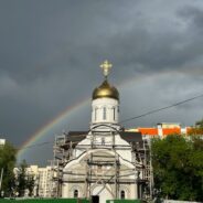 СПАССКИЙ ХРАМ ПОД РАДУГОЙ: НЕСМОТРЯ НА ДОЖДЬ, КРОВЕЛЬНЫЕ РАБОТЫ ВЫПОЛНЕНЫ НАПОЛОВИНУ