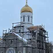 НА СПАССКОМ ХРАМЕ ДЕЛАЮТ ОБРЕШЁТКУ ПОД КРЫШУ