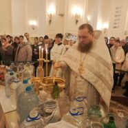 В ХРАМЕ СВЯТЫХ МЕФОДИЯ И КИРИЛЛА СОСТОЯЛОСЬ НОЧНОЕ БОГОСЛУЖЕНИЕ