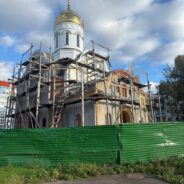 НА СПАССКОМ ХРАМЕ, КРОМЕ ЗАКЛАДНЫХ КРЕСТОВ, ПОЯВЯТСЯ ЕЩЁ И МОЗАИЧНЫЕ ИКОНЫ В ПАМЯТЬ О ПРЕСТОЛАХ РАЗРУШЕННОГО СОБОРА